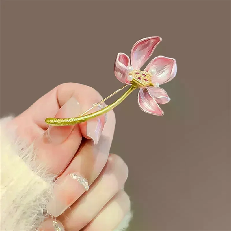 Fashion Exquisite Lotus Flower Brooch For Women Girls Elegant Lotus Flower Badges Creative Temperament Pins Clothing Accessories