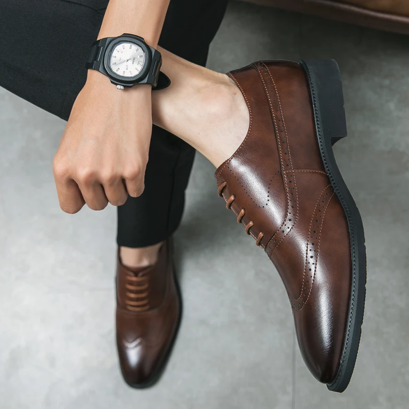 

Деловые оксфорды для мужчин, новинка 2023 года, броги, модельные туфли со шнуровкой спереди и резьбой, модный новый дизайн, офисные повседневные туфли