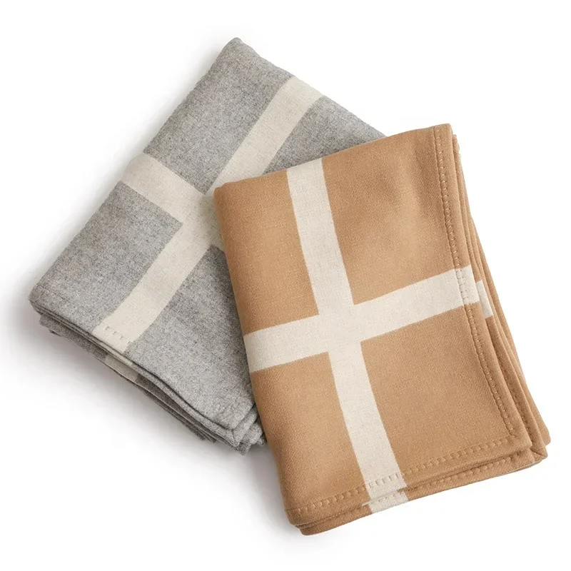 

Custom winter wool cashmere blanket home hotel travel king size woven luxury soft bed sofa 100% fleece throw pillow