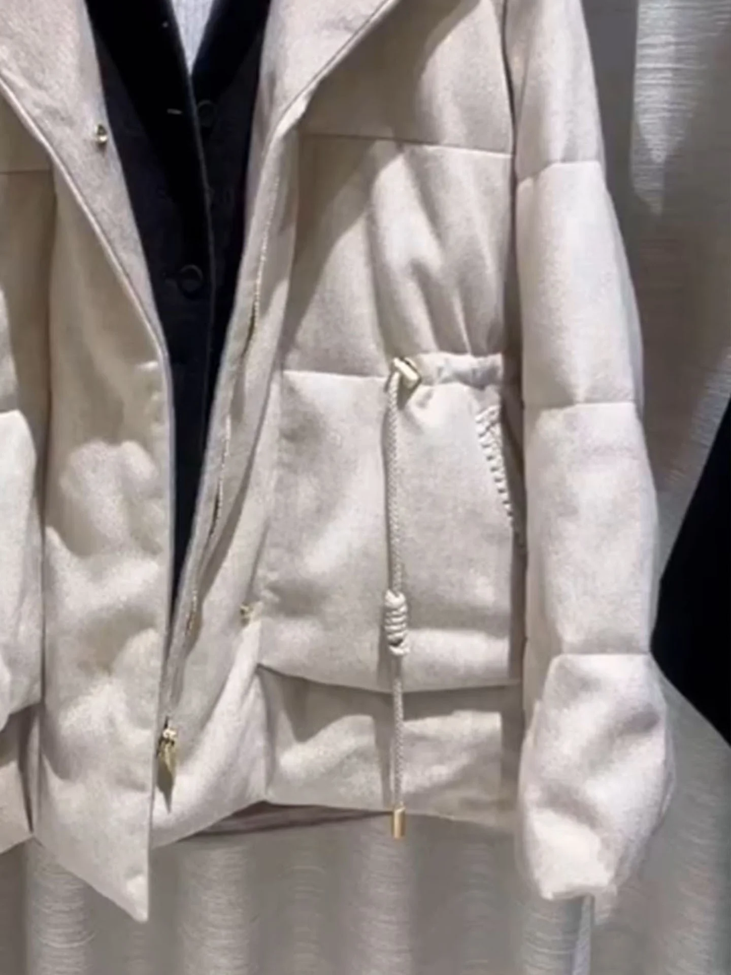   Estilingue feminino com capuz Jaet com cinto focado e calor na cor bege para a temporada de inverno com design de cintura alta