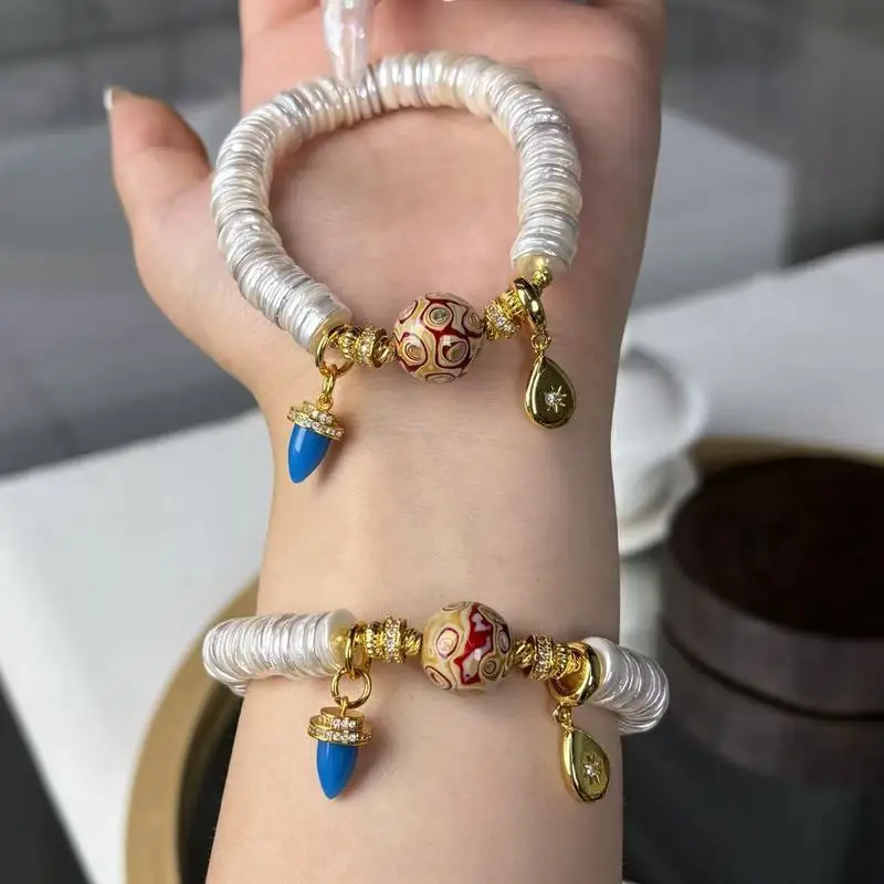 Original shell single-strand paired with a delicate agate Pixiu charm, a fashionable bracelet and Buddhist prayer beads
