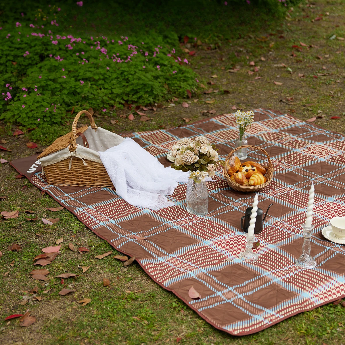 

Portable waterproof and moisture-proof mat Folding picnic cloth Thickened camping floor mat Ultrasonic picnic mat