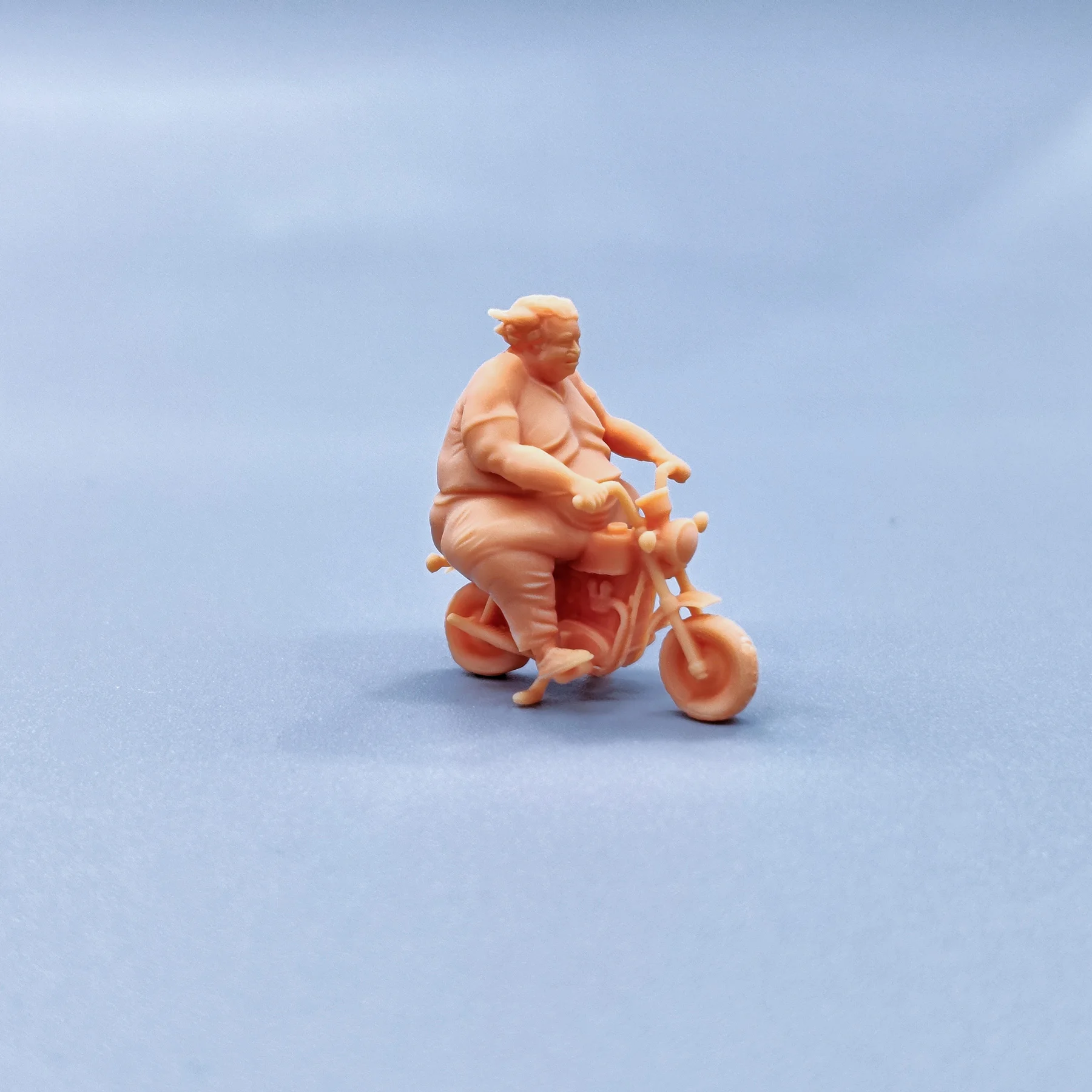 1/64 1/43 Beeldjes Schaal Model Resinbig Fat Man Rijden Kleine Motorfiets Ongekleurde Miniaturen Diorama Handgeschilderd V032