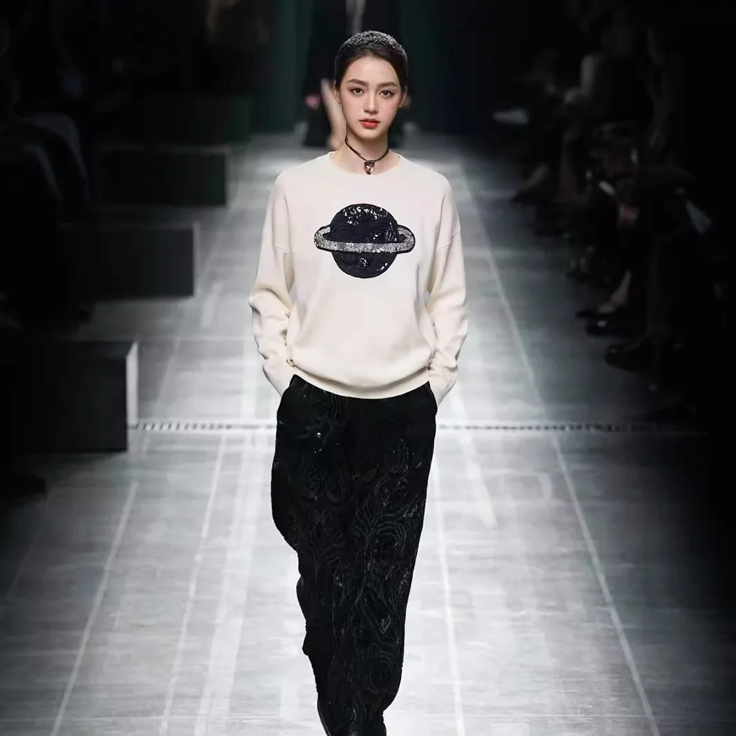 

Повседневный и утягивающий вязаный свитер для женщин с расшитой блестками бисером Planet Space Embroidered осенью 2025 г.