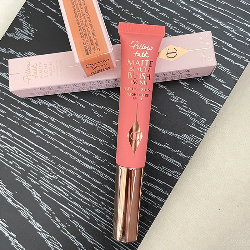 Charlotte CT Cushion Blush Stick, langdurige natuurlijke kleur, dubbelzijdige blush voor lippen en wangen, geperst poeder van Tilbury.
