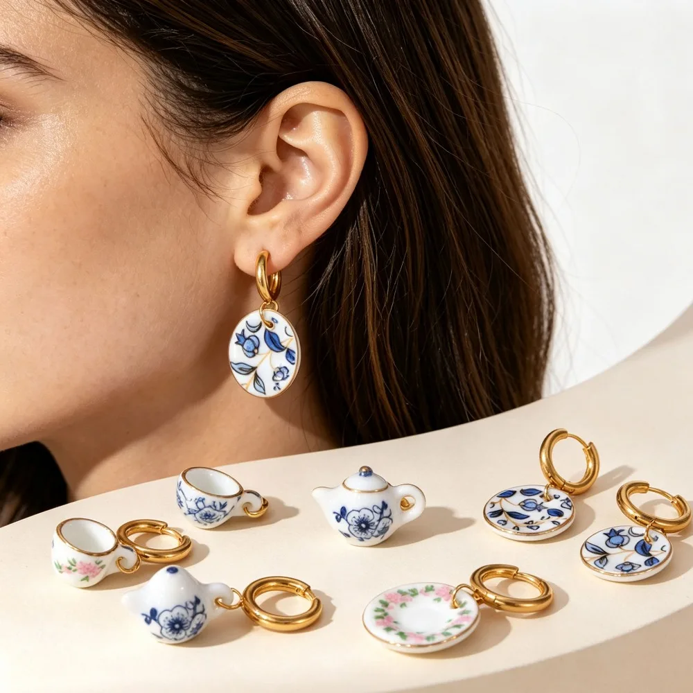 Pendientes de porcelana azul y blanca con baño de oro de 18 quilates, pendientes colgantes de cerámica y acero inoxidable para mujer, diseño original y moderno.