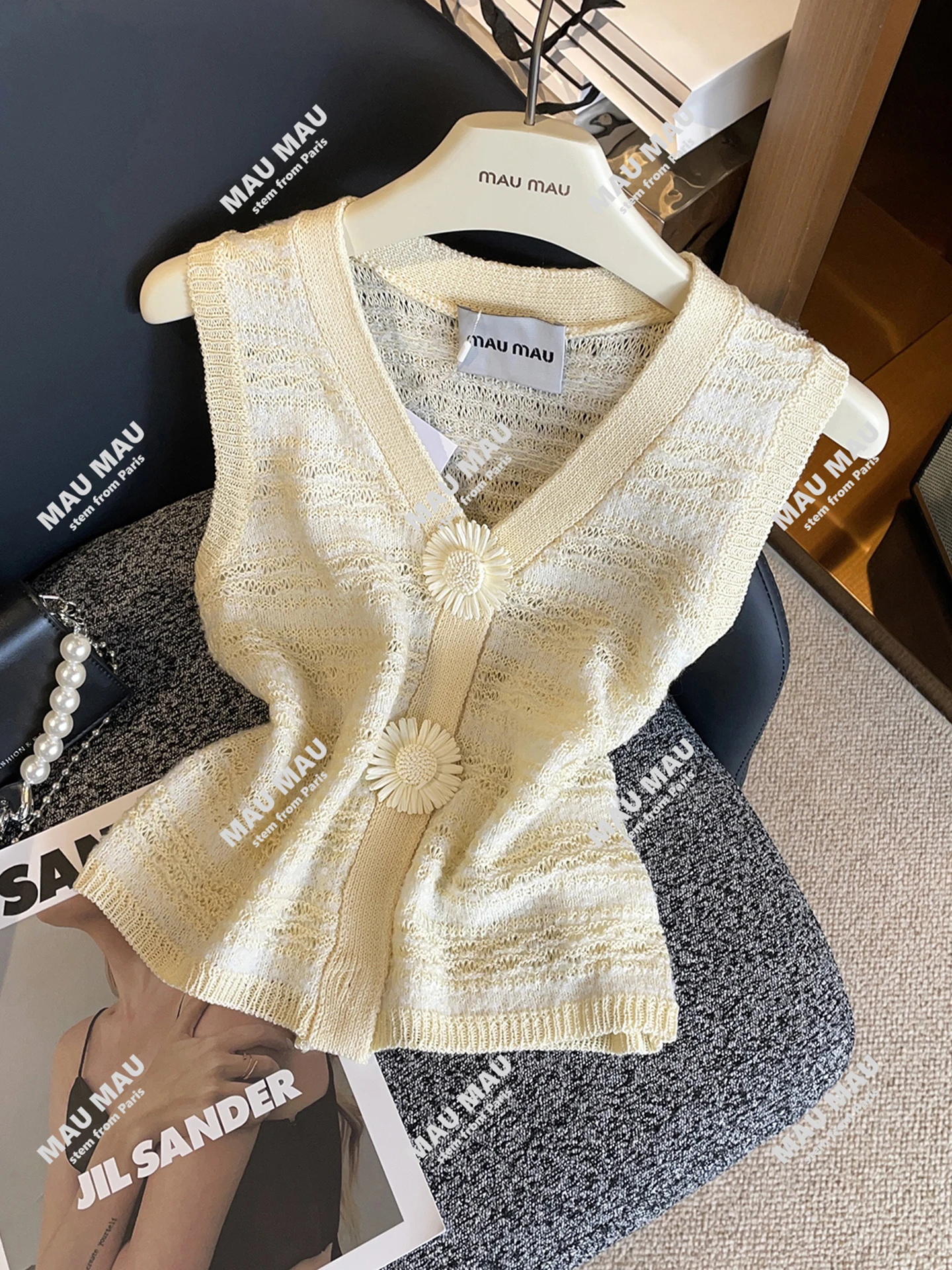 

Faionable V-Ne Knitted Vest Top Striped South Oil High-End Women's Autumn New Sle Commute Simple Regular Fit Flower Emb...