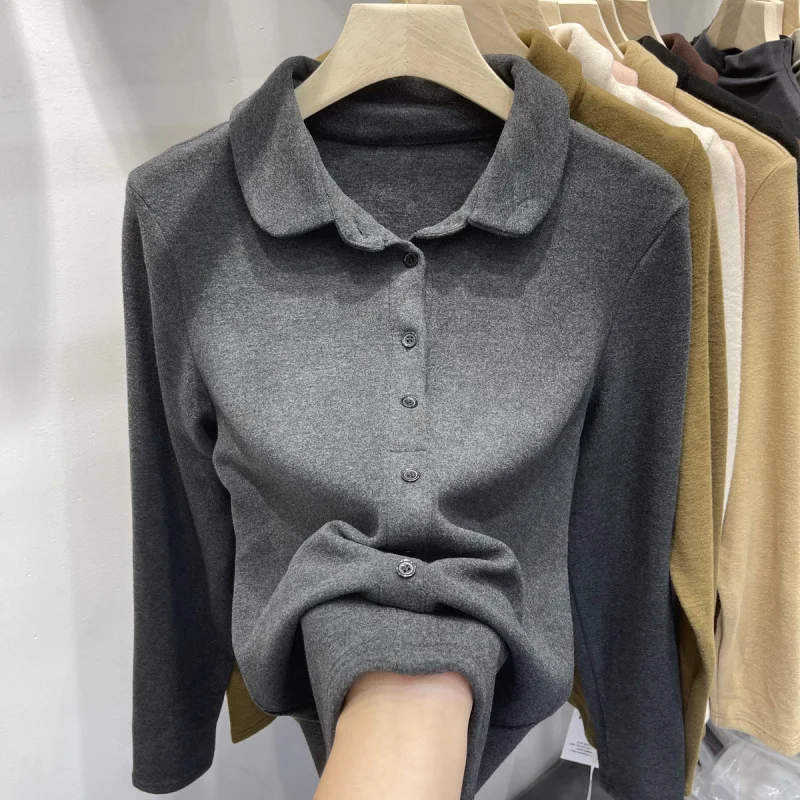 قميص نسائي بياقة مخملية على الوجهين. طبقة أساسية حرارية أنيقة لخريف وشتاء 2025، طبقات علوية أنيقة ودافئة.