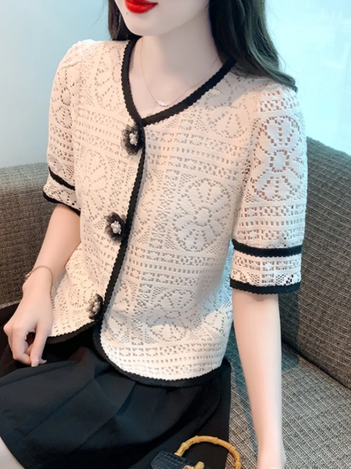 

Шикарный черно-белый топ с вышивкой и кружевом, с коротким рукавом, женская летняя модная блузка с жемчужными пуговицами, скрывающая живот