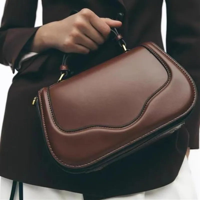 sac-bandouliere-elegant-pour-femme-nouvelle-collection-printemps-sac-a-main-marron-fonce-jaune-avec-rabat-decontracte-et-style-a-porter-a-l'epaule
