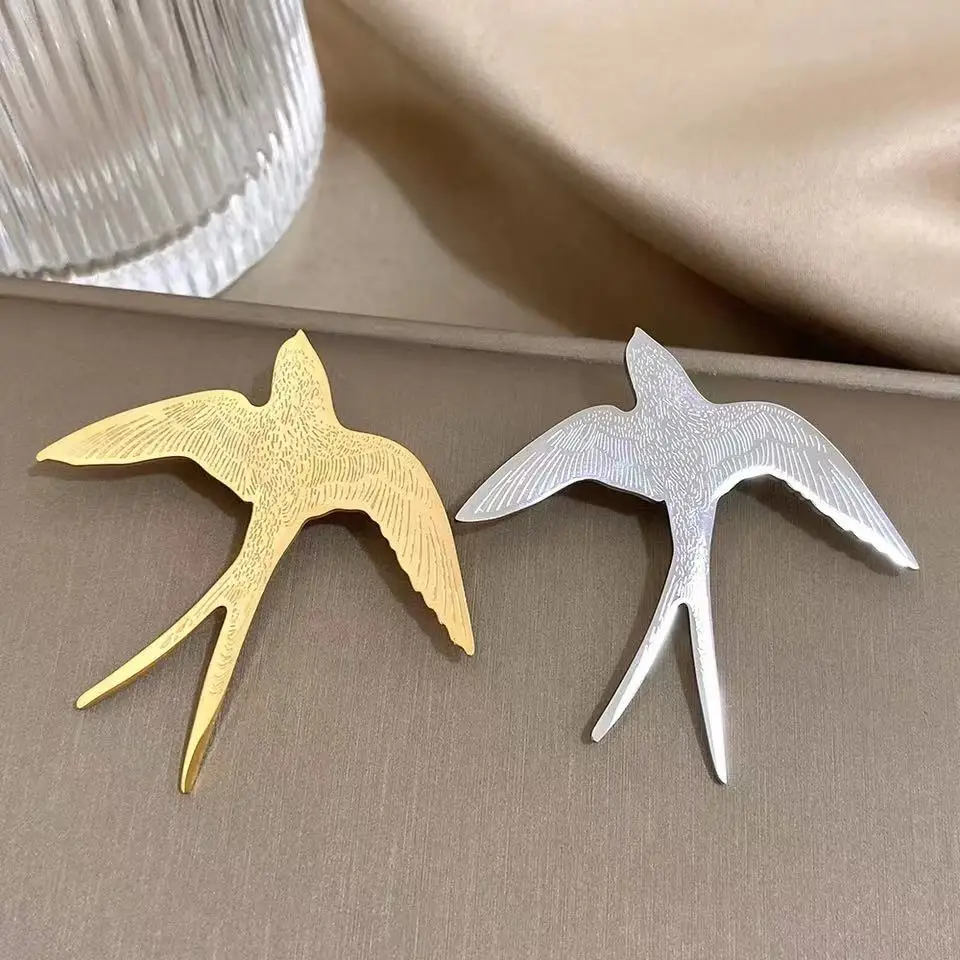 Trendy Women\'s Brooch Stainless Steel Swallow Animals Metal Pins Artistic Vintage Corsage Badges Clothings Accessories Jewelry