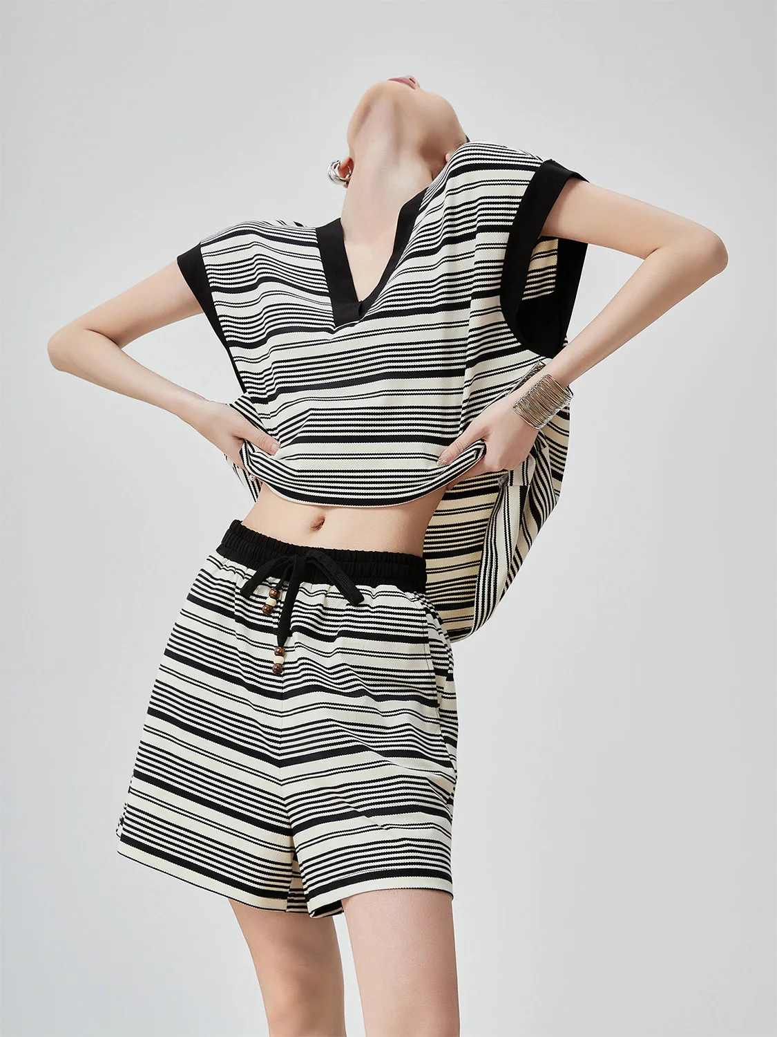 

Casual Commuter Style Women's Two-Piece Set V-Neck Striped Top Shorts Loose Slimming Summer Fashion Ensemble