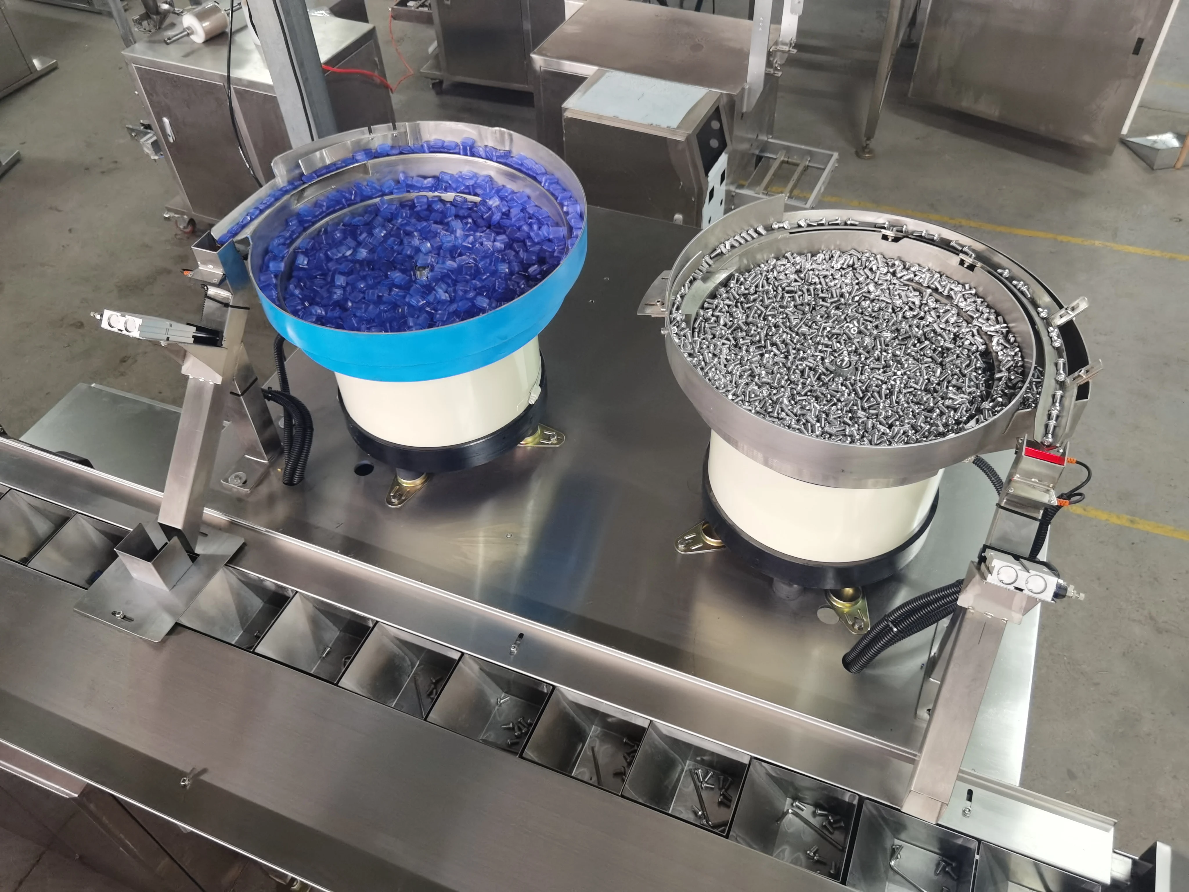 ماكينة تعبئة وتغليف ملحقات الأثاث الأوتوماتيكية ماكينة تعبئة أجزاء الأجهزة المسمار ماكينة تعبئة مسمار الجوز #4