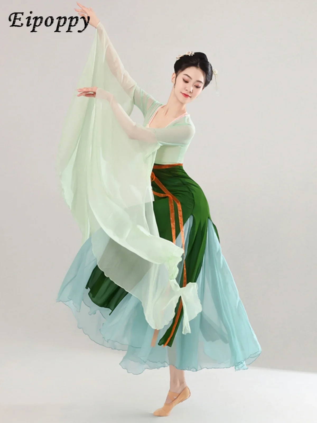 Han and Tang Dynasty chest length flowing ribbon with ancient style and graceful figure, long chiffon dress