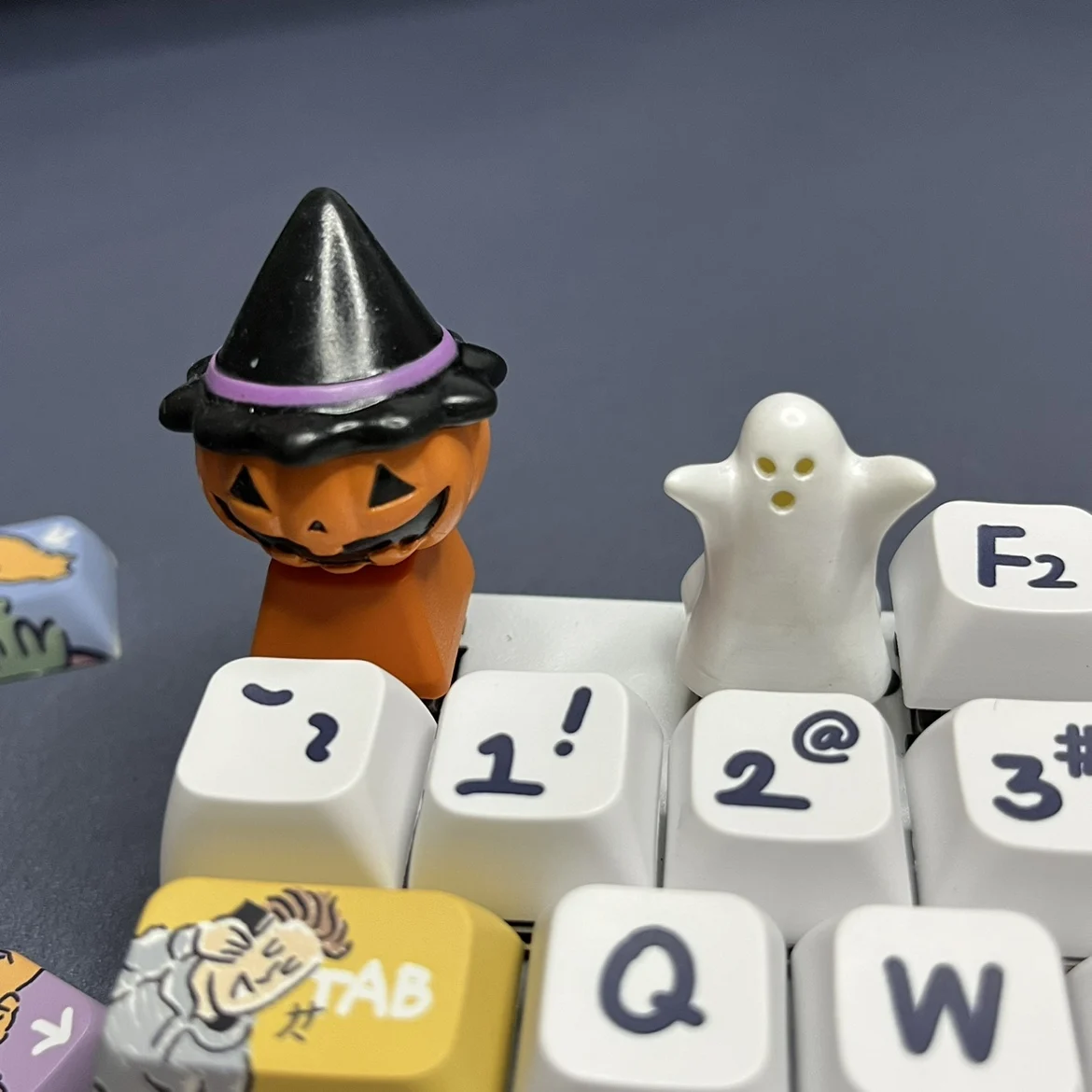 

Ghost Keycap Resin Transparent Personality Original Handmade Resin Halloween Pumpkin Cross Axis Mechanical Keyboard Keycap