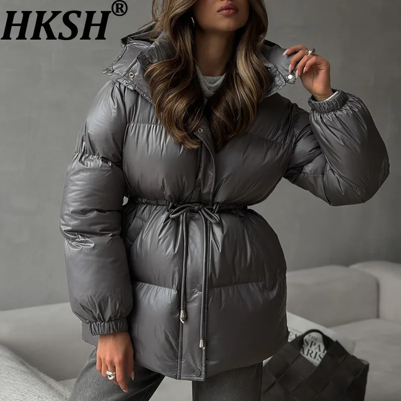 

HKSH 2025 Winter New Women's Wadded Jacket Drawstring Waist Cinching Hooded Zipper Solid Color Elegant Warm Padded Coats HK13956