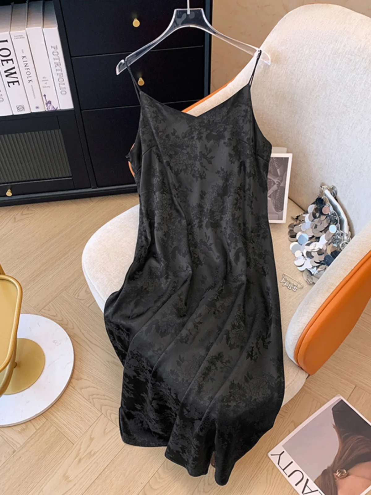 新しい中国風の花柄刺繍サテン女性の夏のルーズスリムロングドレントレンディストラップアセテートベストドレ