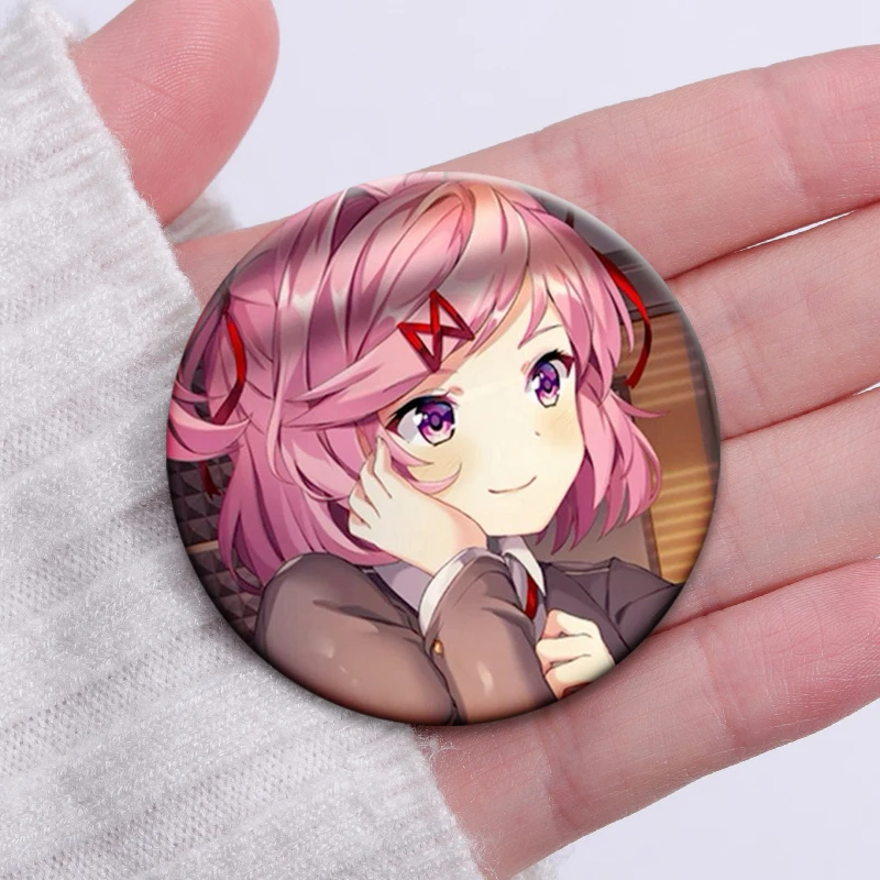 أنيمي دوكي دوكي نادي الأدب! دبابيس الأزرار Natsuki Sayori Monika الإبداعية بروش الكرتون شارة لهدايا ديكور حقيبة الظهر طوق