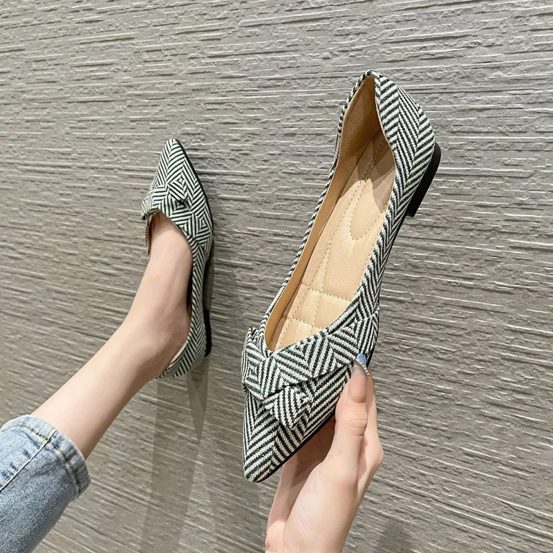 Internet Famous Single Bottomed Grandma 2024 Spring and Autumn New Pointed Flat for Women Soft Soled Shallow Mouthed Lady Shoes