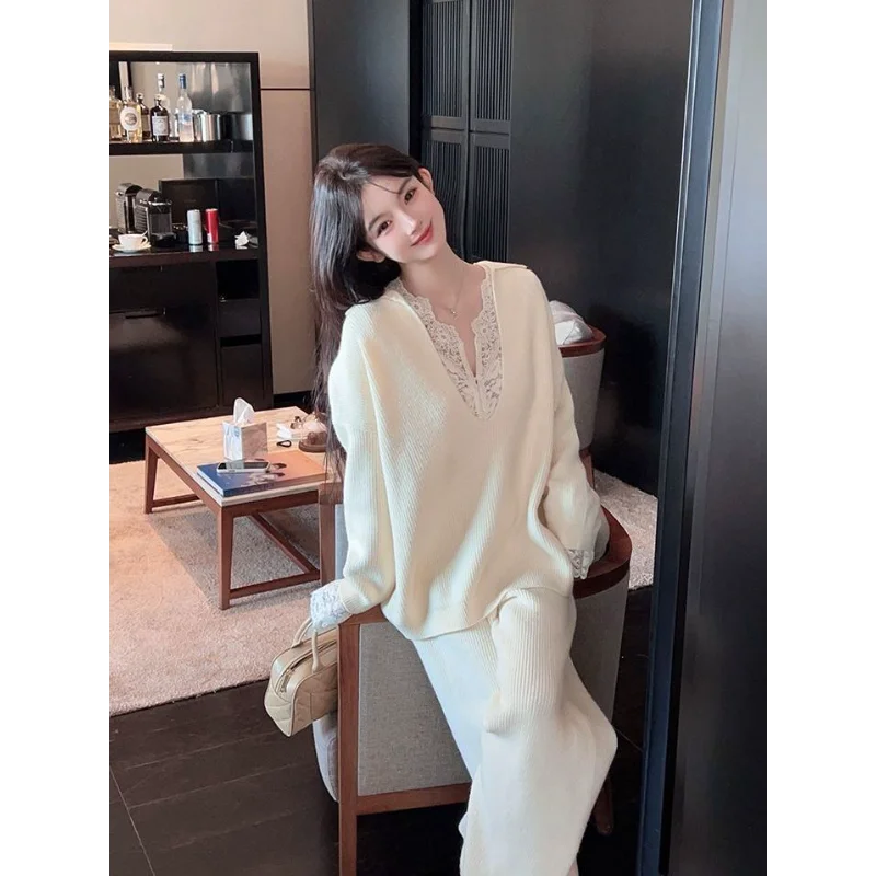 ชุดแฟชั่นเสื้อสเวตเตอร์คอวีสีขาวสำหรับผู้หญิง ฤดูใบไม้ร่วง ฤดูหนาว สไตล์เกาหลีใหม่ ทรงหลวม เนื้อผ้านุ่ม สบาย กางเกงขายาวทรงกว้าง ชุดสองชิ้นสุดอินเทรนด์