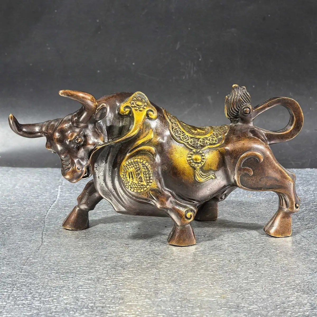 Gilt Ruyi attracts wealth, Niu Fu Niu is bullish, and the fortune is like a rainbow, and the wealth is rolling in. Home furnishi