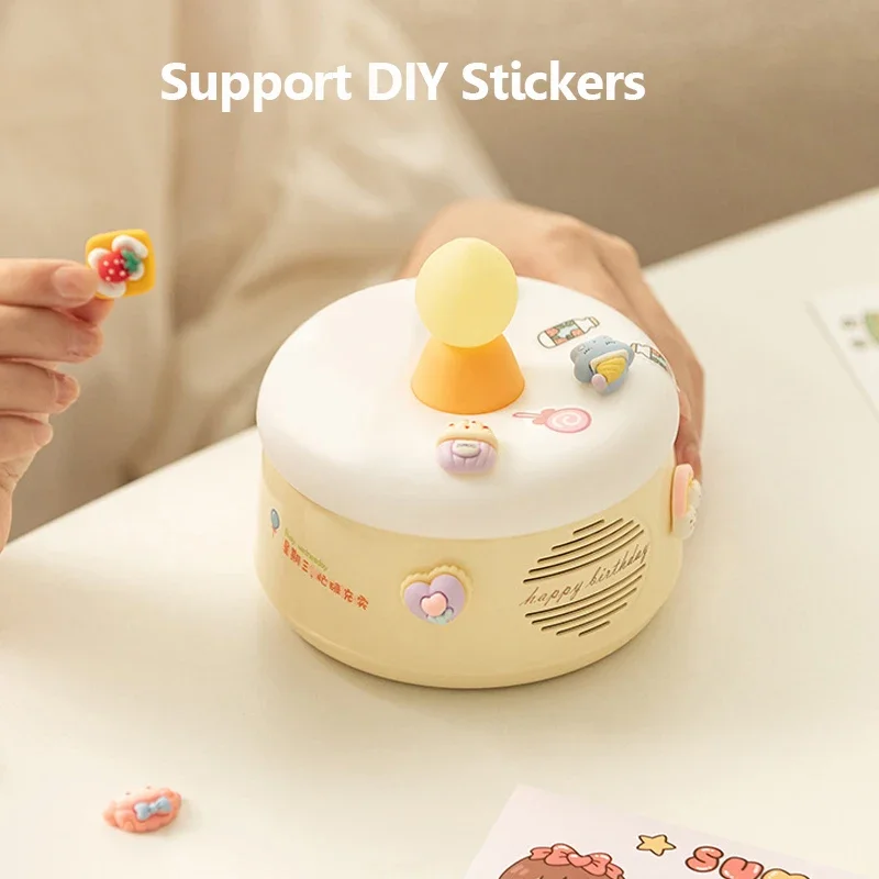 مكبر صوت صغير لطيف يعمل بالبلوتوث 5.3 ضوء ليلي دافئ كعكة عيد ميلاد بلوتوث ساوندار Hifi صوت لتقوم بها بنفسك مشغل موسيقى MP3 هدايا عيد الميلاد