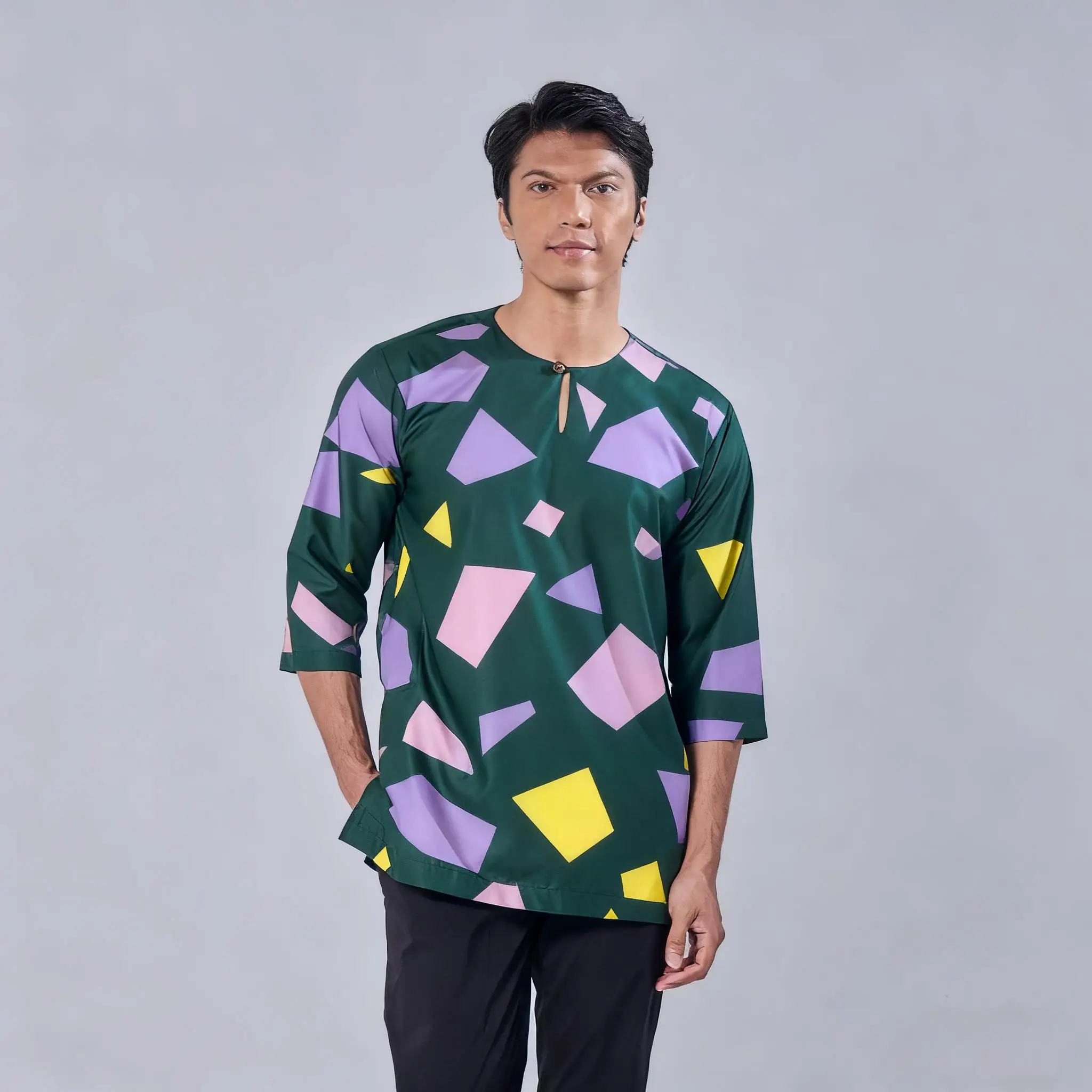 الرجال قميص مسلم بسيط تي شيرت غير رسمي نمط الطباعة العرقية قميص قصير الأكمام الوقوف طوق البرق رقيقة الملابس الإسلامية رجل