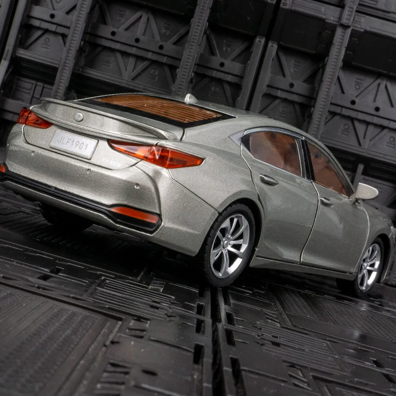 

1:24 модель автомобиля Lexus ES300H из сплава, двери и капот двигателя, багажник можно открыть, подходит для коллекции и можно подарить в подарок