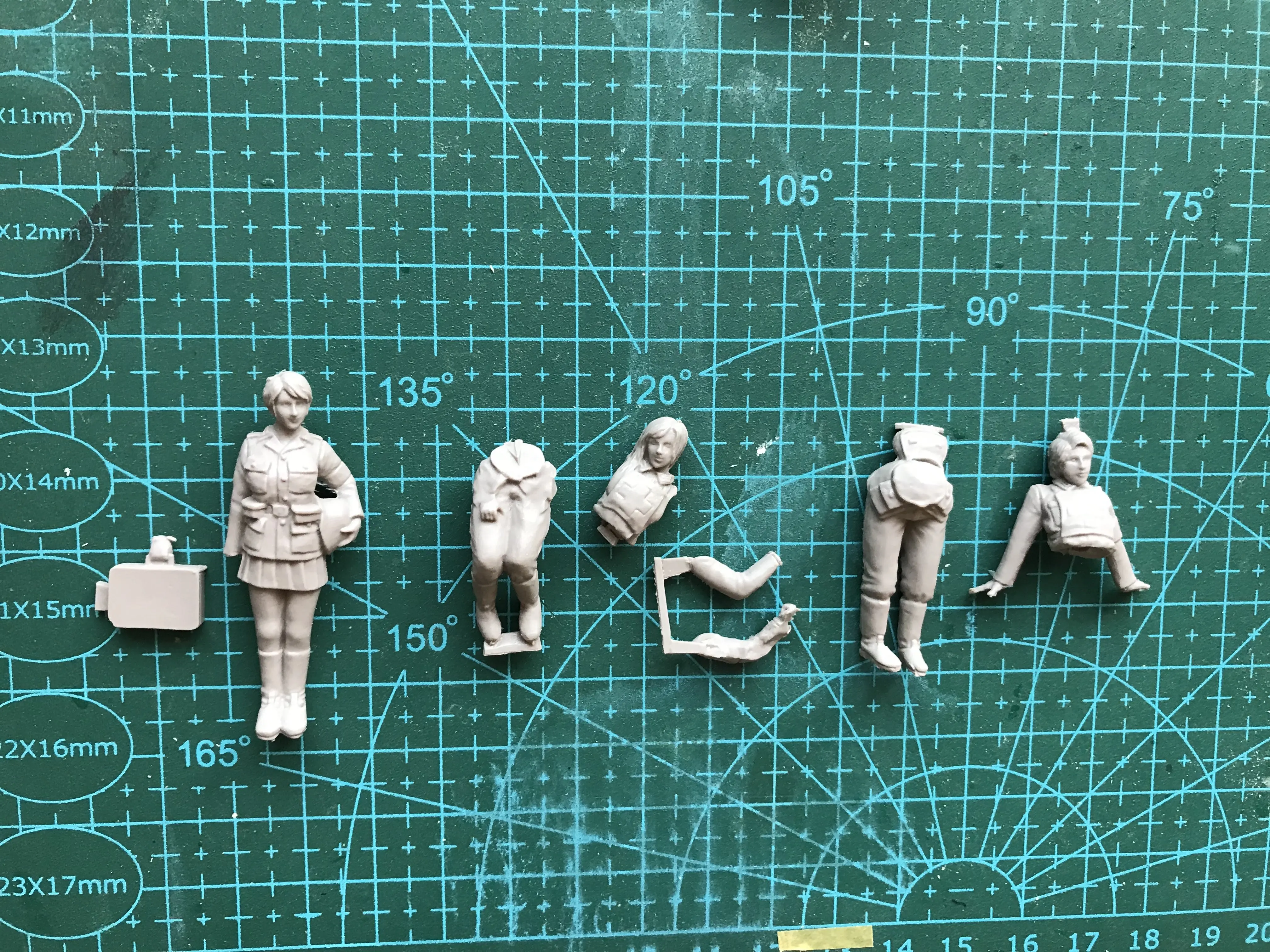 Military Theme Female Ambulance Rest 3 People (without Scene) Resin Figure Model Kit Self-Assembly Unpainted DIY Toy Statue