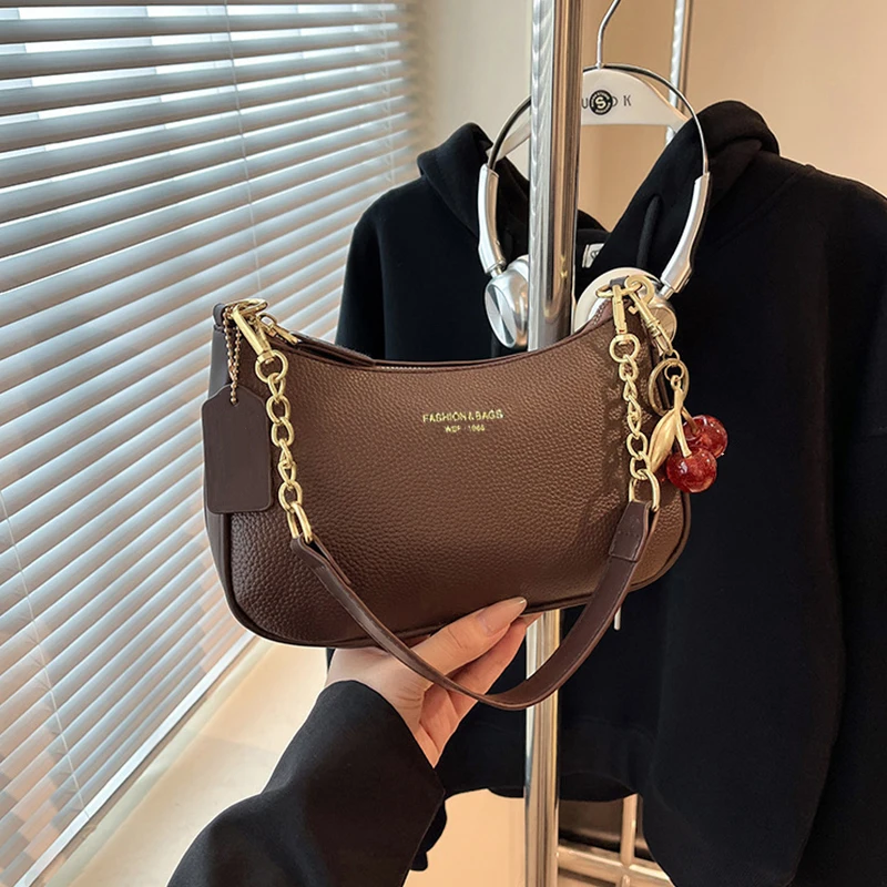 Schwarze Damen-Umhängetasche aus Kunstleder mit Kirsch-Anhänger, Casual-Stil für Arbeit, Reisen und den täglichen Gebrauch, Unterarmtasche, Handtasche – Detail 13