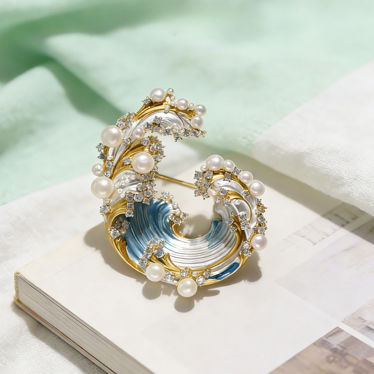 

Natural freshwater pearl wave brooch, high-end light luxury temperament diamond-encrusted gift accessories corsage decoration