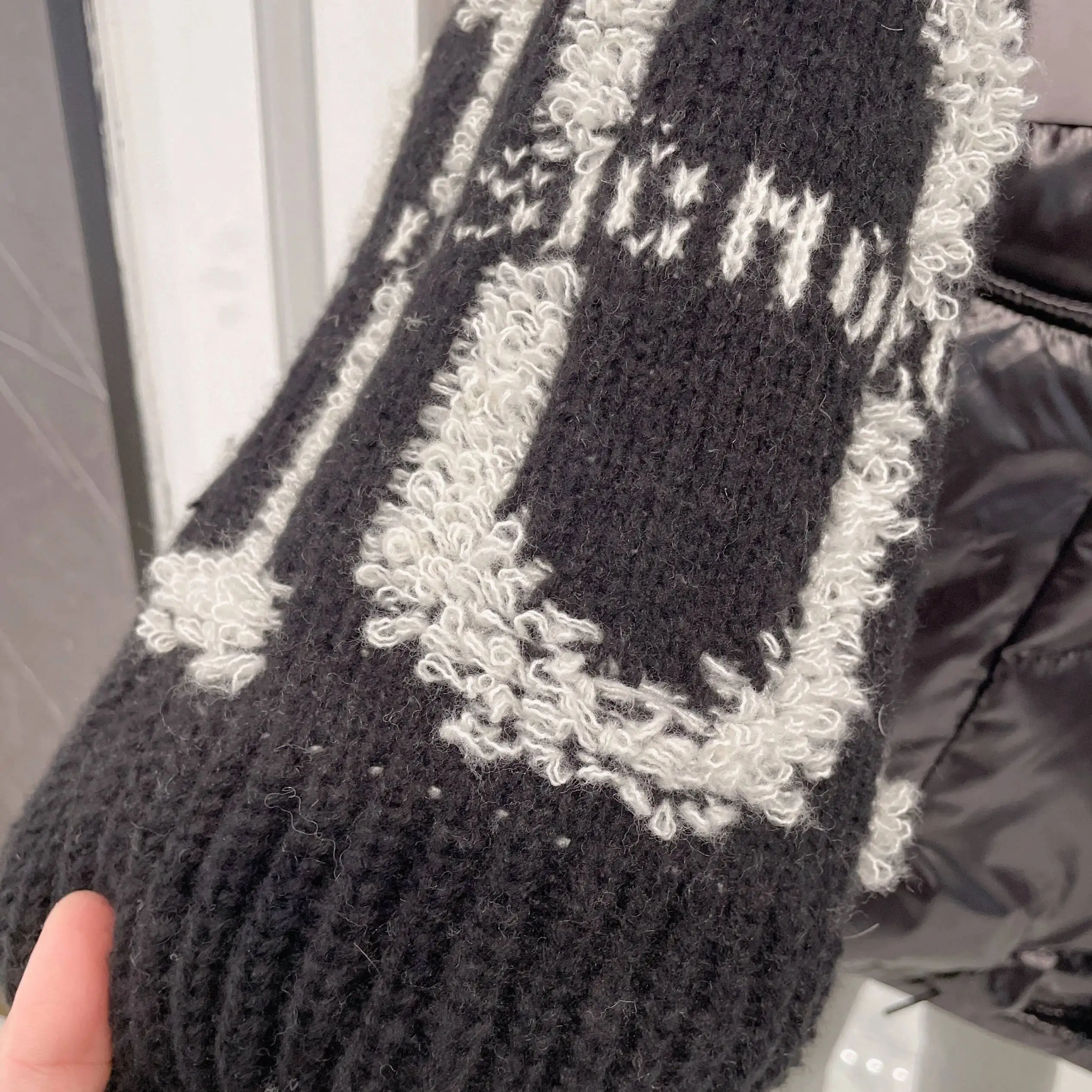 Nouvelle veste en duvet de canard blanc épaisse à manches tricotées, à capuche, en denim patchwork tendance pour femmes, avec lettres et fleurs