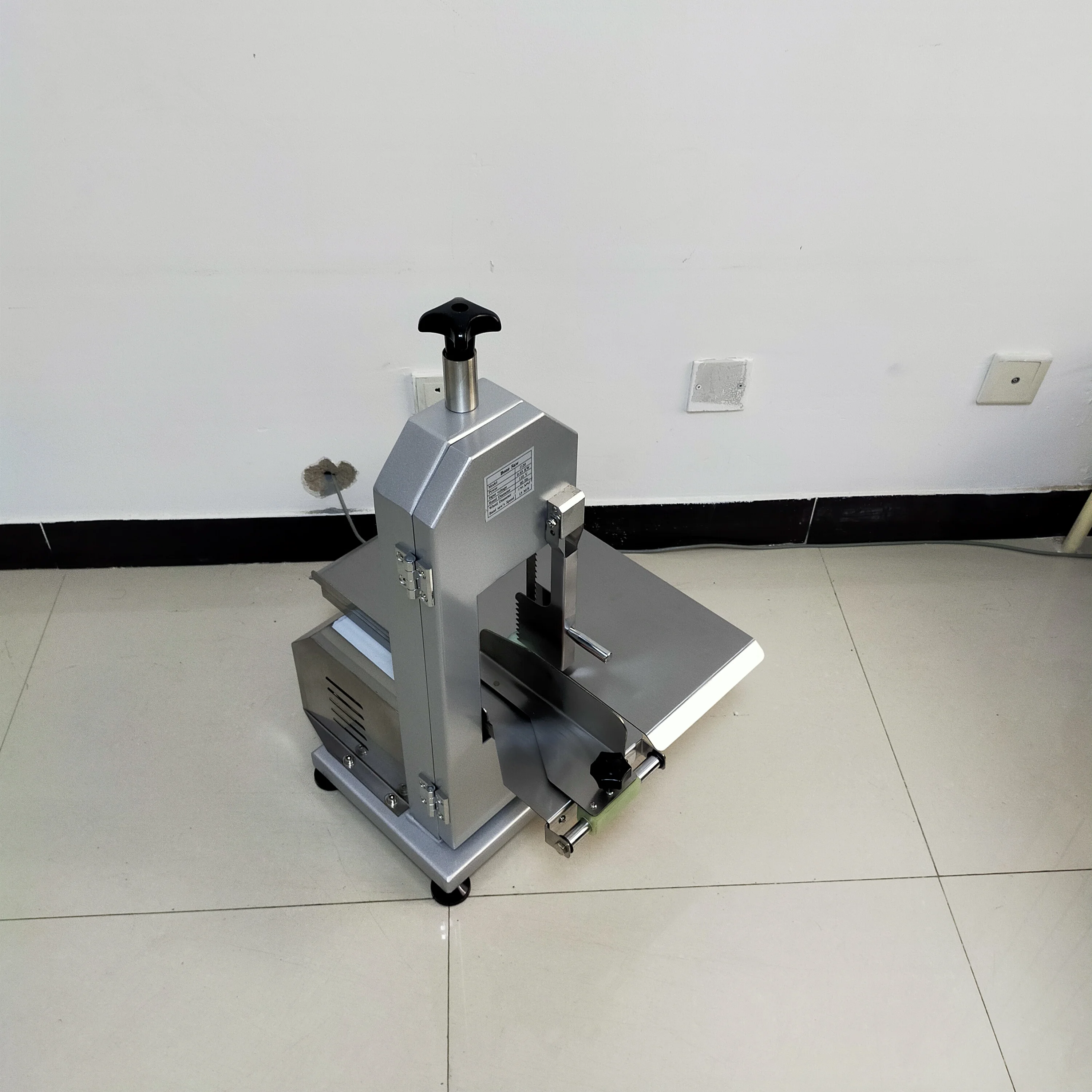 

Automatic cow bone frozen fish chicken cutting machine frozen meat bone saw machine