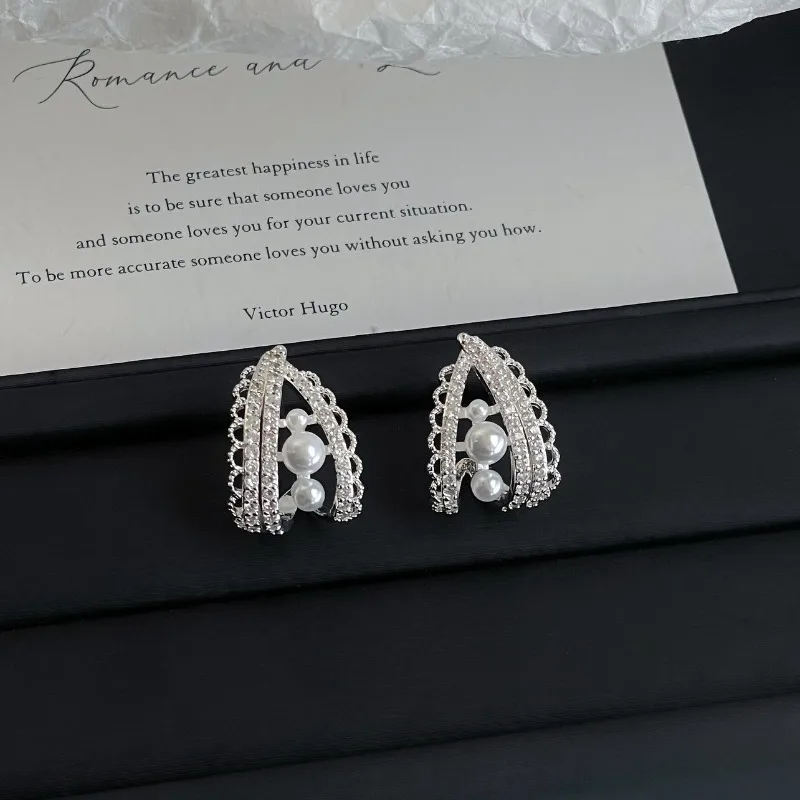 

Exquisite Hollow Arc Pearl Stud Earrings For Women Niche Zircon Design Banquet Party Jewelry
