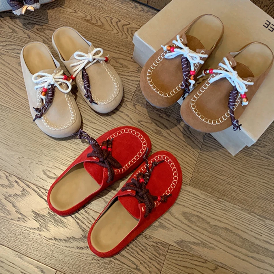 

Новая осенняя коллекция женской обуви включает повседневную обувь из натуральной кожи с кепками на толстой подошве и полутапочками.