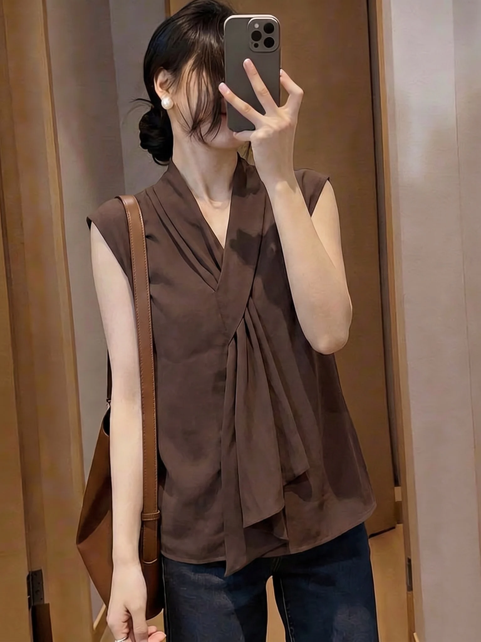 

Meadow Brown V-neck Sleeveless Shirt Women's plus Size Summer New Style Retro Shoulder-length Commute Korean Loose Fit Shirt