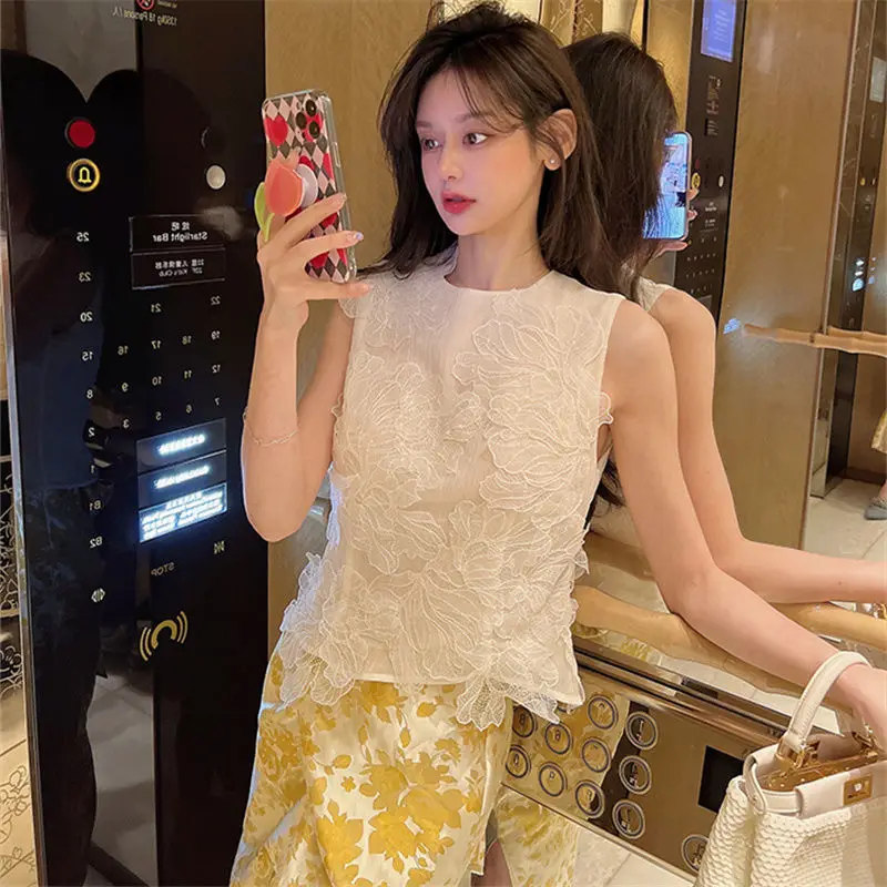 

Новинка лета: Женский топ-жилет с роскошной вышивкой и кружевными вставками, модный повседневный свободный крой, с круглым вырезом