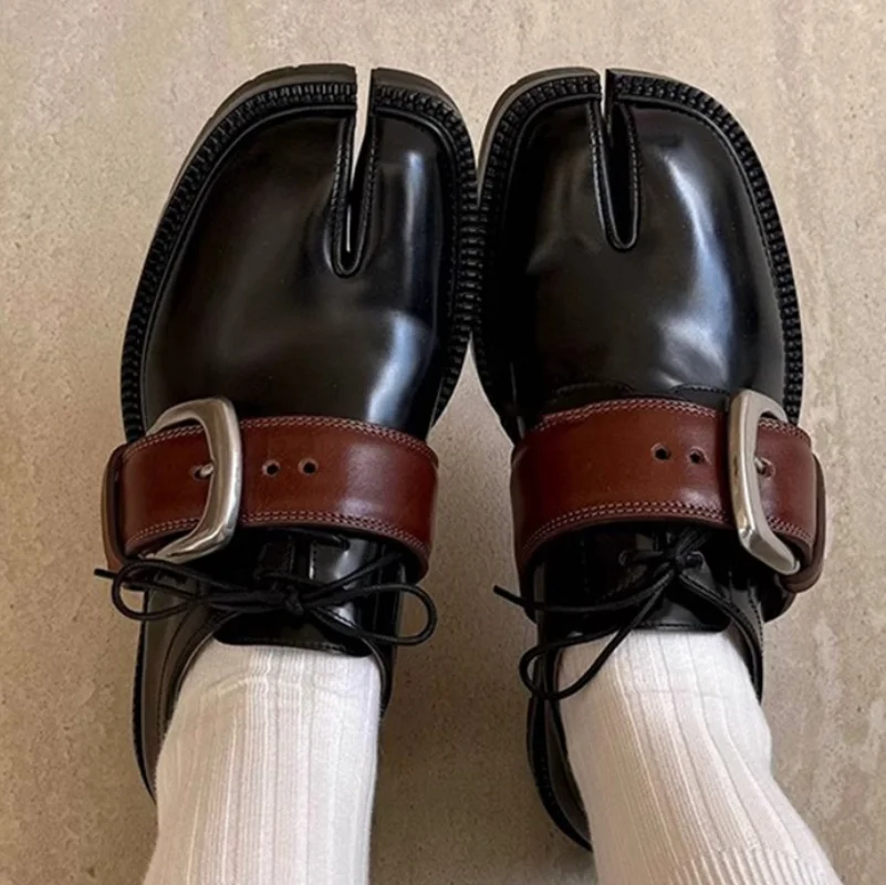 

Tabi shoes for Women Genuine leather detachable belt buckle niche design sense split toe shoes shiny surface low top loafers