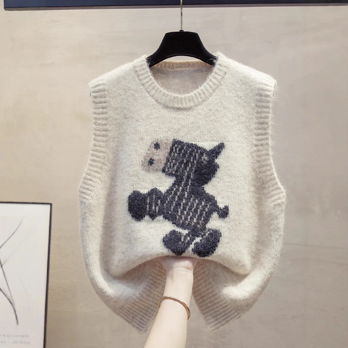 เสื้อกั๊กถักลายโพนี่ย้อนยุค คอกลม สำหรับผู้หญิง ใส่ได้ในฤดูใบไม้ร่วงและฤดูหนาว เนื้อผ้านุ่มลื่น ดีไซน์แบบไม่มีแขน