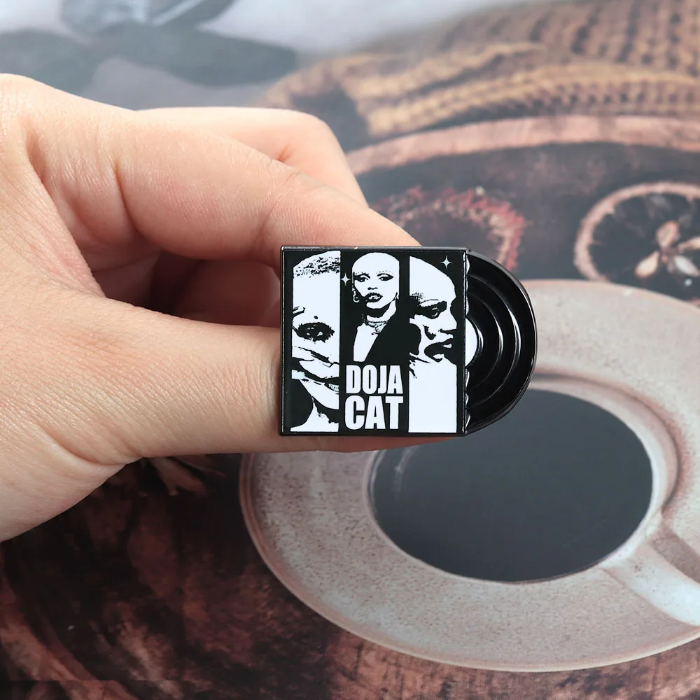 Doja Cat Vintage Vinyl Emaille-Anstecker, Pop-Sänger-Brosche, Musik-Fan-Abzeichen für Rucksäcke und Kleidung, stilvolles Schmuckstück, Geschenk für Fans. – Detail 8