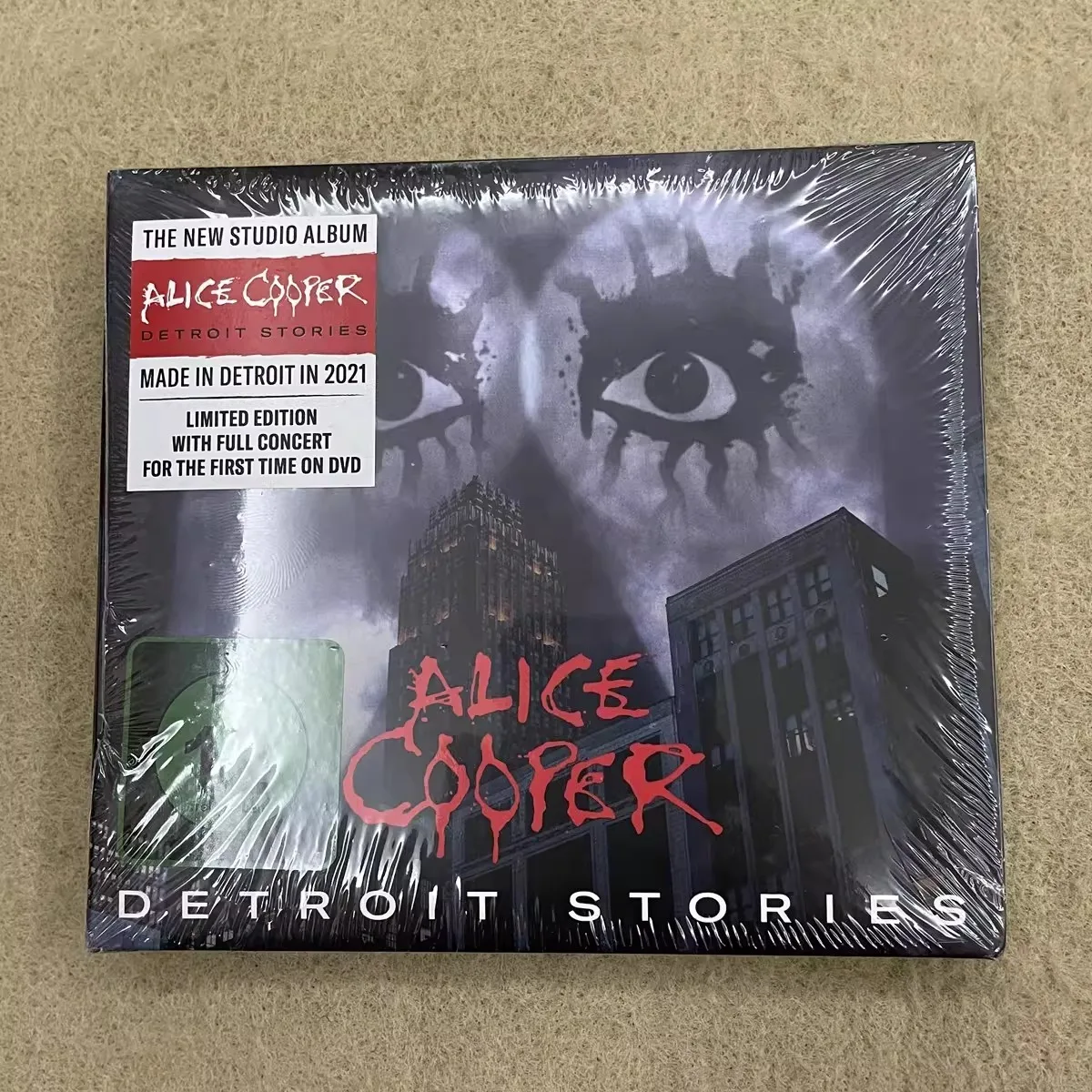 

Alice Cooper Detroit Stories Limited Edition – American Glam Metal Legend Bonus Live DVD Studio Album Music Collectible