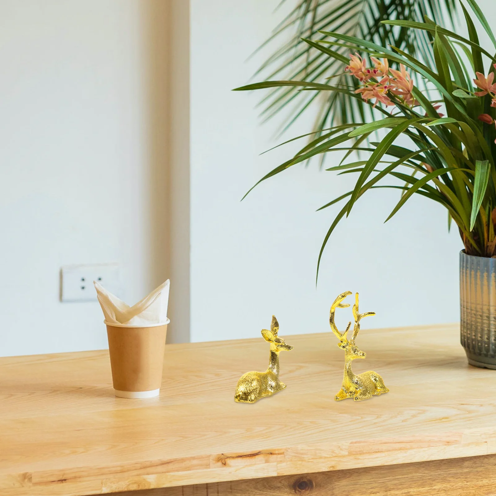 

1Pair Mini Elk Ornament Alloy Metal Deer Sculpture for Home Decor Wine Cabinet Living Room Office Desk Garden Decoration