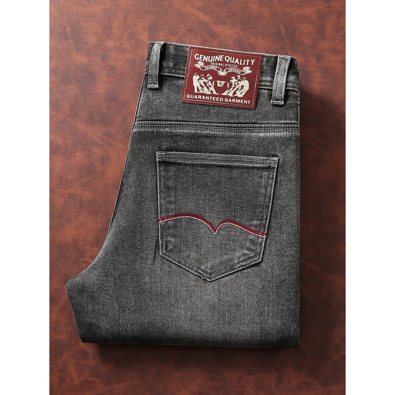 Jeans da uomo di fascia alta con gamba dritta piccola e vestibilità slim, tendenza della moda autunnale 2025, pantaloni in denim casual di lusso retrò leggeri
