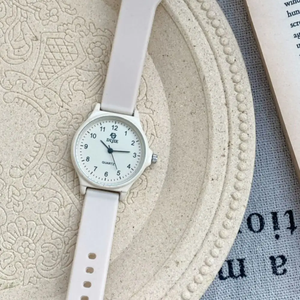 ساعة يد بحزام سيليكون عالي الجودة متعددة الألوان كاجوال كوارتز ساعة كوارتز قابلة للتعديل للطالبات والفتيات