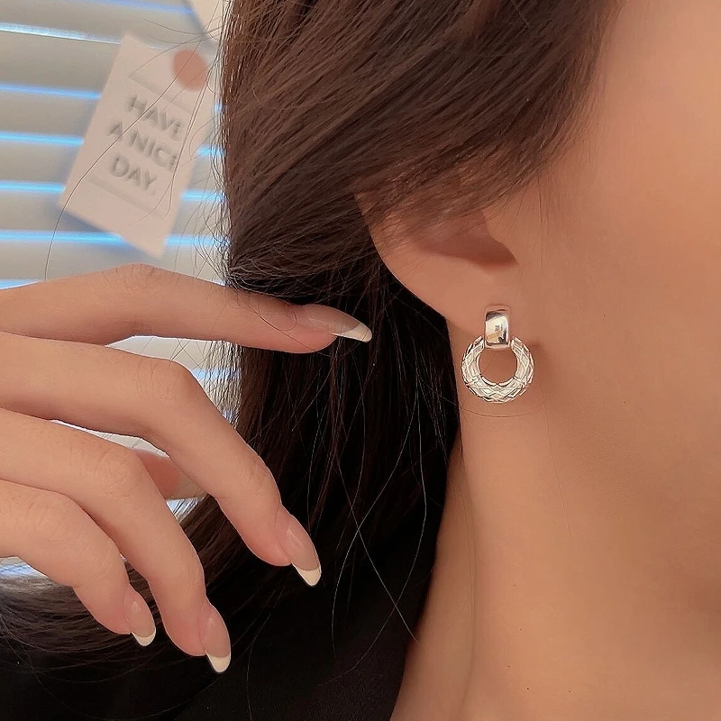 S925 pure silver textured circle earrings for women's spring/summer 2026 new ins cool style French earrings