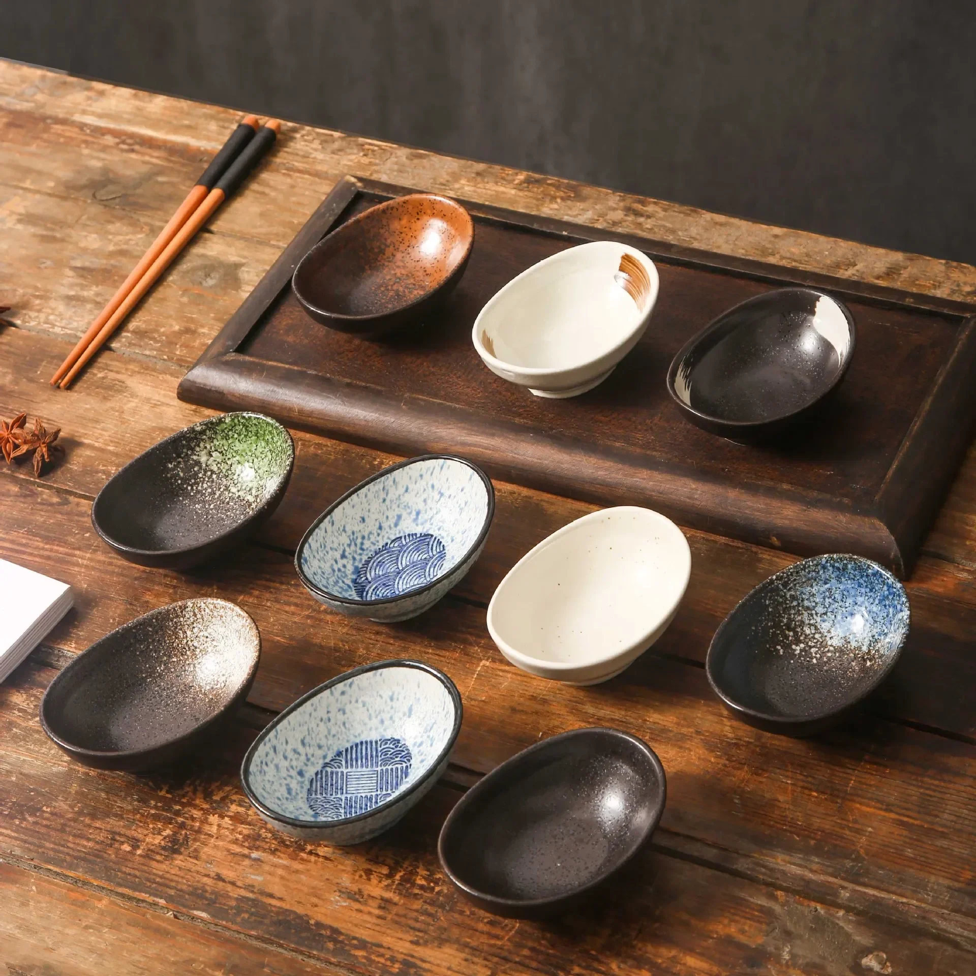 4 pieces of seasoning dishes, gold ingots, soy sauce dishes, vinegar dishes, snacks, seasoning dishes and ceramic dipping bowls.