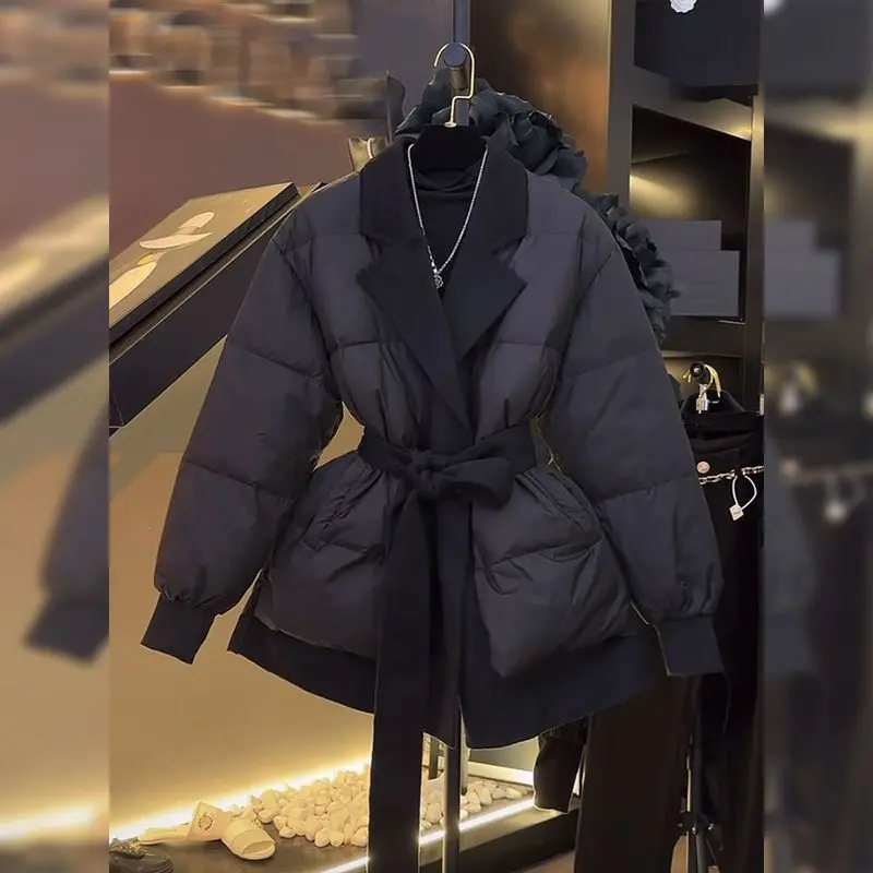 La Popular chaqueta acolchada europea, sensación de alta gama, cintura súper atractiva, pequeña fragancia y ropa de algodón negro para mujer, invierno.