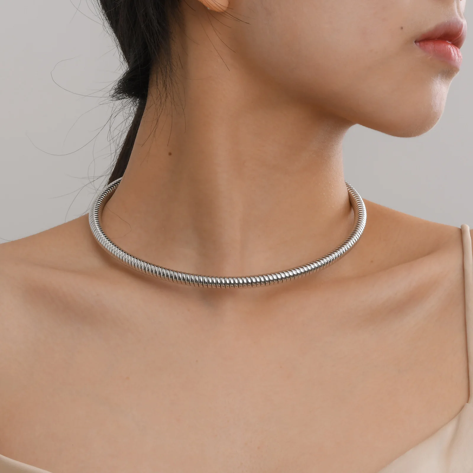 Europejski amerykański styl Alloy Collar Open Choker Naszyjnik dla kobiet Biżuteria ślubna Srebrny naszyjnik z otworem w kształcie kości węża