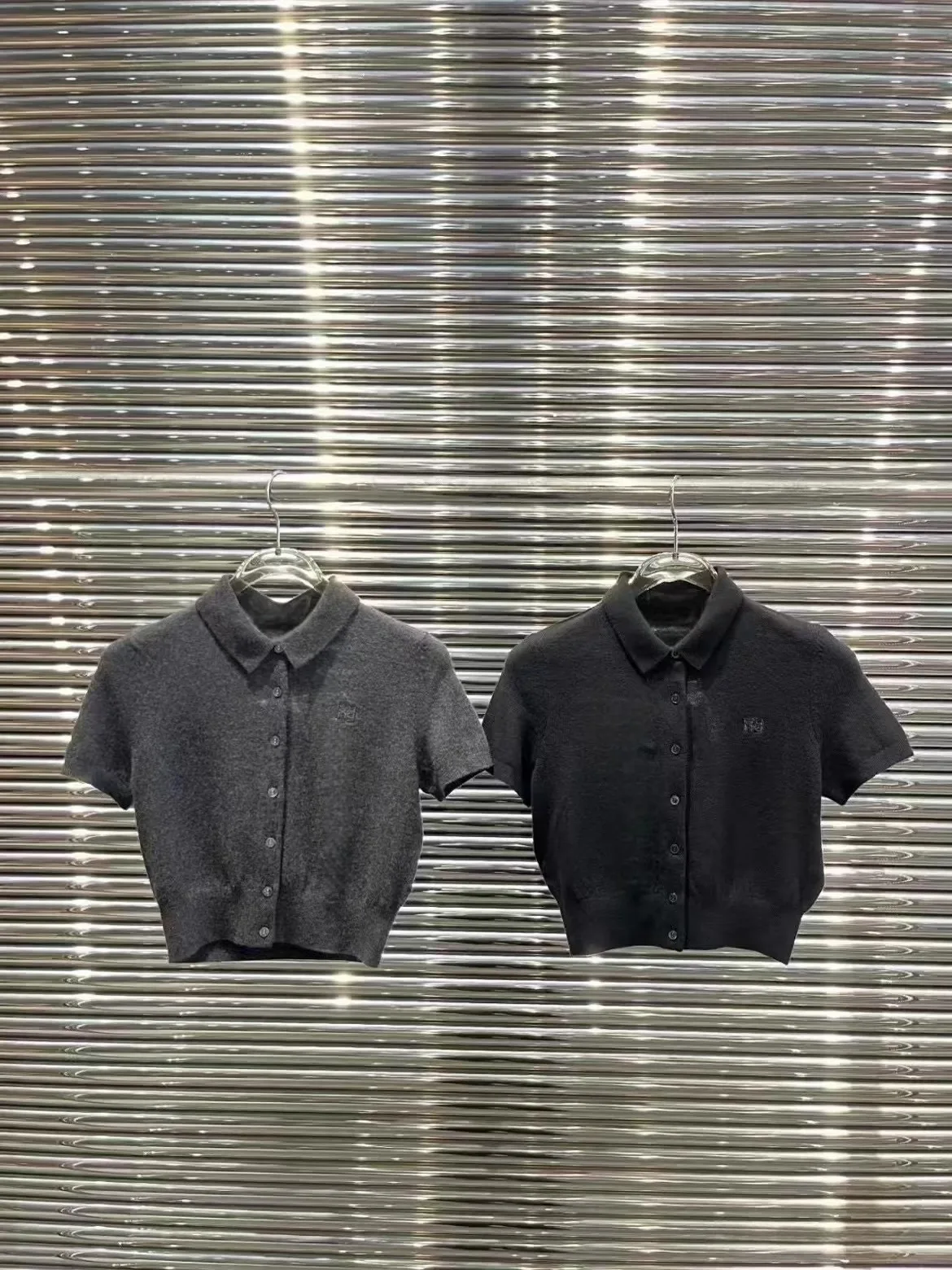 

Весна-Лето 2025: Новинка! Женский вязаный кардиган с коротким рукавом, вышитым воротником и надписью, приталенный, для повседневной носки.