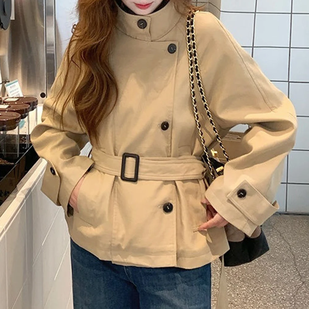 

High-end short trench coat for women in the autumn of 2025. The new model is huge and good-looking.